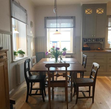 Una vecchia casa di campagna in Svezia L'immagine può contenere: tabella e spazio al chiuso