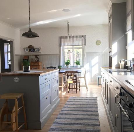 Una vecchia casa di campagna in Svezia L'immagine può contenere: cucina e spazio al chiuso