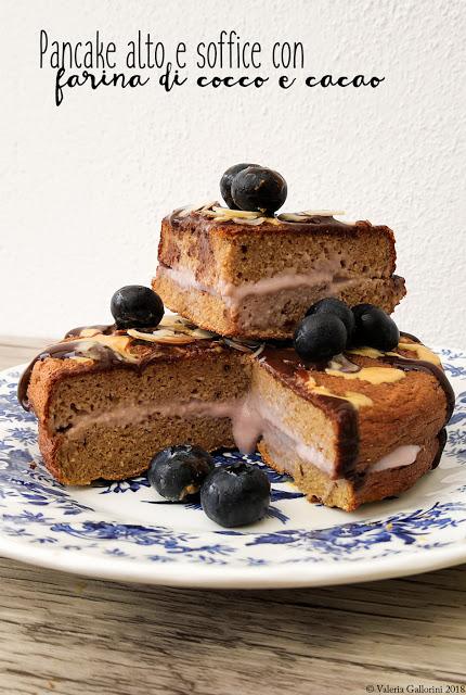 Pancake alto e soffice con farina di cocco e cacao Pancake alto e soffice con farina di cocco e cacao