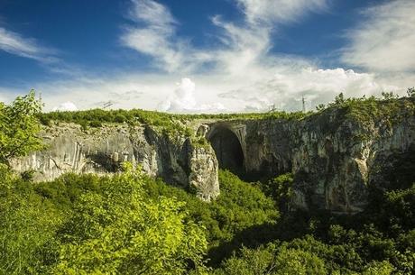 La grotta bulgara di Prohodna e Gli Occhi di Dio entrata della grotta di Prohodna