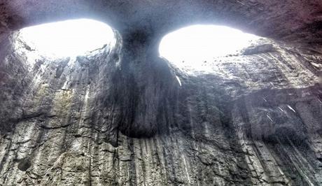 La grotta bulgara di Prohodna e Gli Occhi di Dio Una visione degli Occhi di Dio