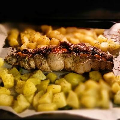 Filetto di maiale al forno con arancio e santoreggia, patate con timo salsa Worcester e salsa di soia Filetto di maiale al forno con arancio e santoreggia, patate con timo salsa Worcester e salsa di soia