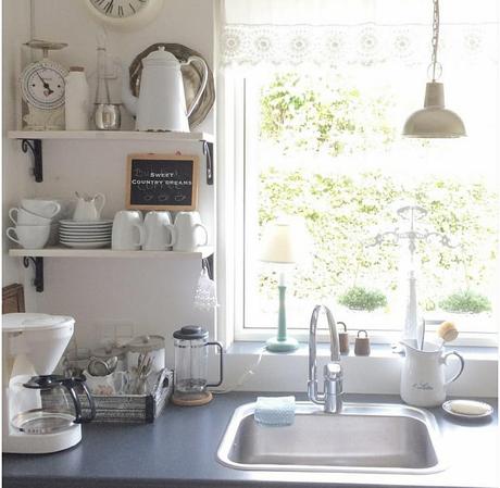 Un romantico cottage L'immagine può contenere: tabella e spazio al chiuso