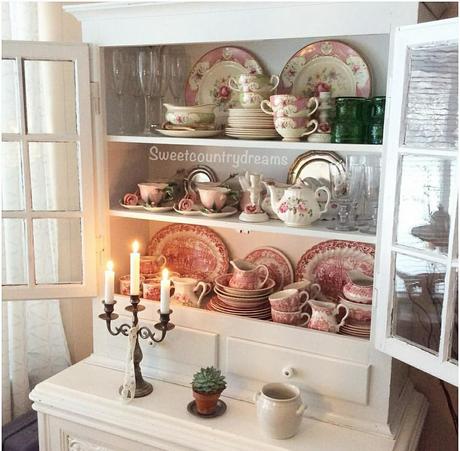 Un romantico cottage L'immagine può contenere: spazio al chiuso