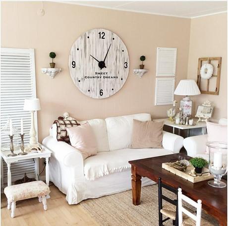 Un romantico cottage L'immagine può contenere: tabella e spazio al chiuso