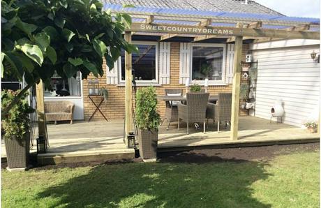 Un romantico cottage L'immagine può contenere: pianta, abitazione, albero, erba e spazio all'aperto