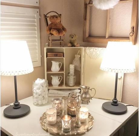 Un romantico cottage L'immagine può contenere: tabella e spazio al chiuso