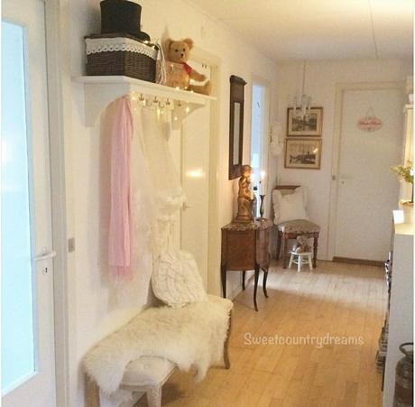 Un romantico cottage L'immagine può contenere: spazio al chiuso