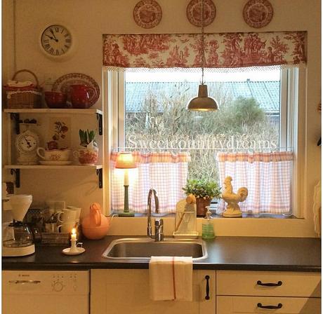 Un romantico cottage L'immagine può contenere: tabella e spazio al chiuso