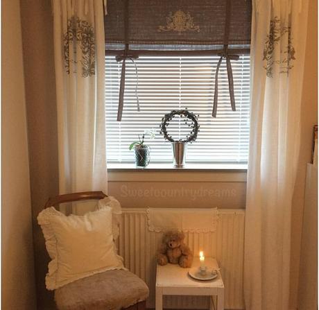 Un romantico cottage L'immagine può contenere: tabella e spazio al chiuso