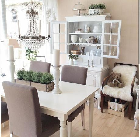 Un romantico cottage L'immagine può contenere: tabella e spazio al chiuso