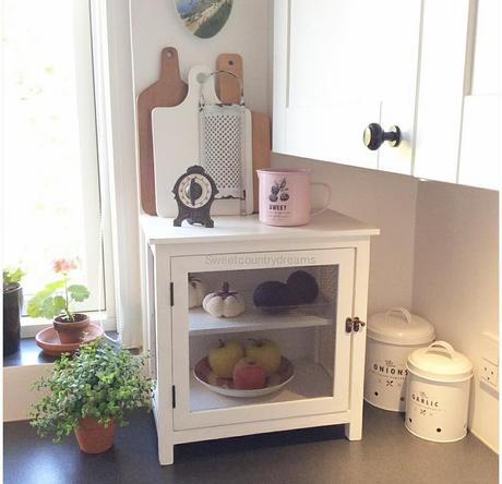 Un romantico cottage L'immagine può contenere: spazio al chiuso