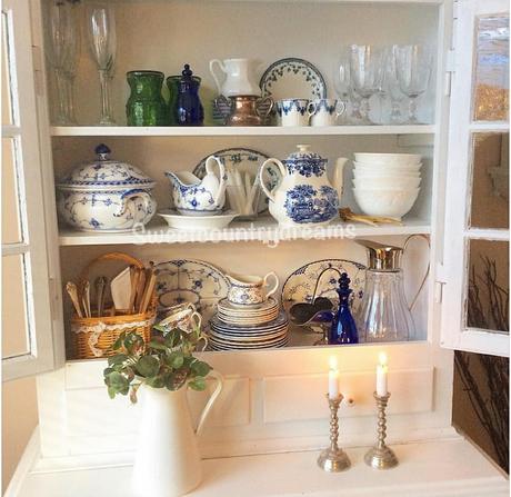 Un romantico cottage L'immagine può contenere: tabella e spazio al chiuso