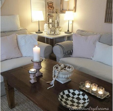 Un romantico cottage L'immagine può contenere: persone sedute, tabella, salotto e spazio al chiuso