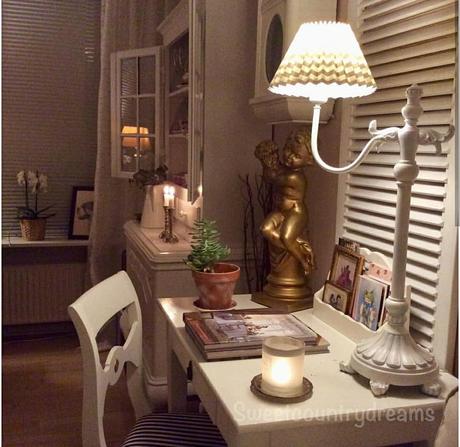 Un romantico cottage L'immagine può contenere: 1 persona, persona seduta, tabella, salotto e spazio al chiuso