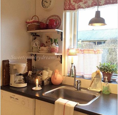 Un romantico cottage L'immagine può contenere: tabella e spazio al chiuso