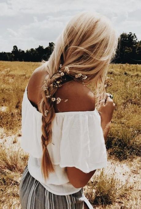 BEAUTY: The New Floral Hairstyles For Spring 2018 BEAUTY: The New Floral Hairstyles For Spring 2018