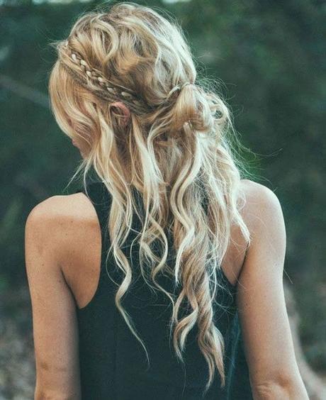 BEAUTY: The New Floral Hairstyles For Spring 2018 BEAUTY: The New Floral Hairstyles For Spring 2018