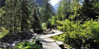 La Via Spluga vi invita ad una passeggiata tra le Alpi La Via Spluga vi invita ad una passeggiata tra le Alpi