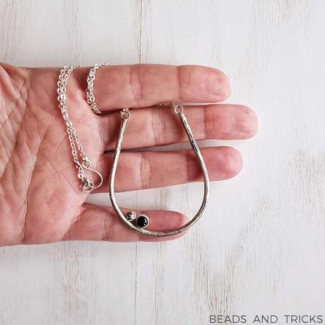 Collana in argento con pietra incastonata Collana in argento con pietra incastonata