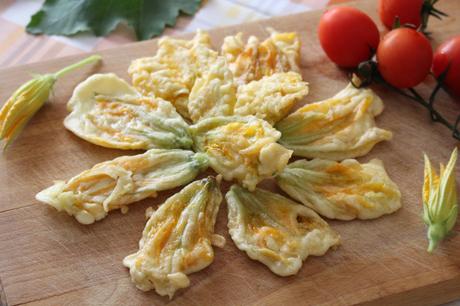 Fiori di zucchine fritti in pastella Fiori di zucchine fritti in pastella