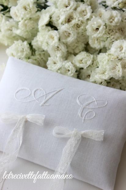 Wedding day : cuscini fedi in bianco.. Wedding day : cuscini fedi in bianco..