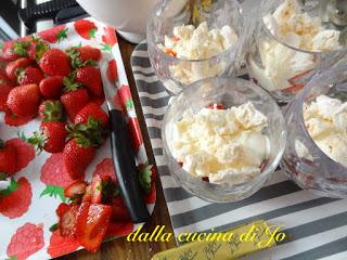 Coppe di fragole con crema al mascarpone e menta Coppe di fragole con crema al mascarpone e menta
