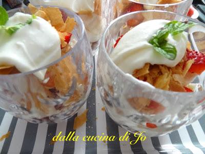 Coppe di fragole con crema al mascarpone e menta Coppe di fragole con crema al mascarpone e menta