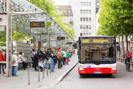 Paolo e le traiettorie dello sguardo Risultati immagini per gente alla fermata del bus