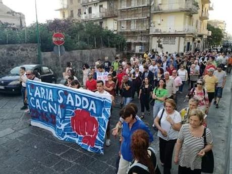 Video. Proteste contro il voto di scambio: a Palazzo Baronale il funerale della politica Video. Proteste contro il voto di scambio: a Palazzo Baronale il funerale della politica