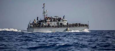Almeno 100 morti in un naufragio al largo della Libia Almeno 100 morti in un naufragio al largo della Libia