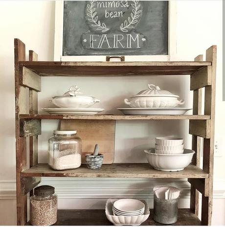 In America un bel cottage stile farmhouse L'immagine può contenere: spazio al chiuso