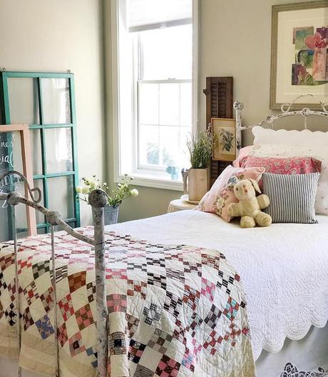 In America un bel cottage stile farmhouse L'immagine può contenere: camera_da_letto e spazio al chiuso