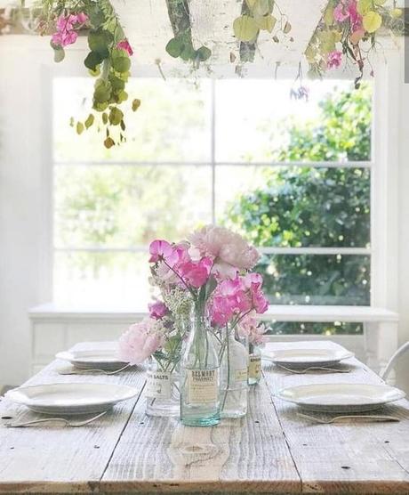 In America un bel cottage stile farmhouse L'immagine può contenere: persone sedute, pianta, tabella, fiore e spazio al chiuso