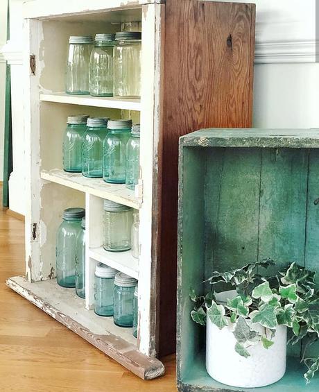 In America un bel cottage stile farmhouse L'immagine può contenere: pianta e spazio al chiuso