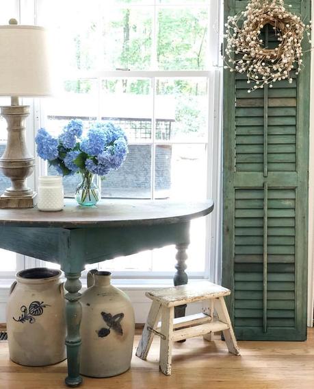 In America un bel cottage stile farmhouse L'immagine può contenere: tabella, pianta e spazio al chiuso