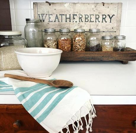 In America un bel cottage stile farmhouse L'immagine può contenere: spazio al chiuso
