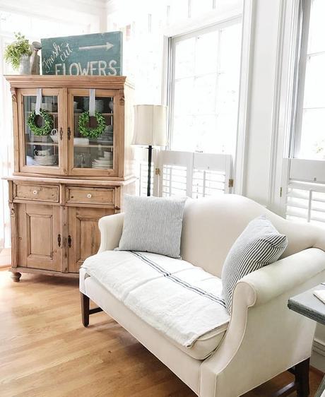 In America un bel cottage stile farmhouse L'immagine può contenere: spazio al chiuso