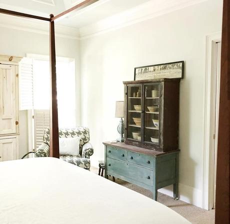 In America un bel cottage stile farmhouse L'immagine può contenere: spazio al chiuso
