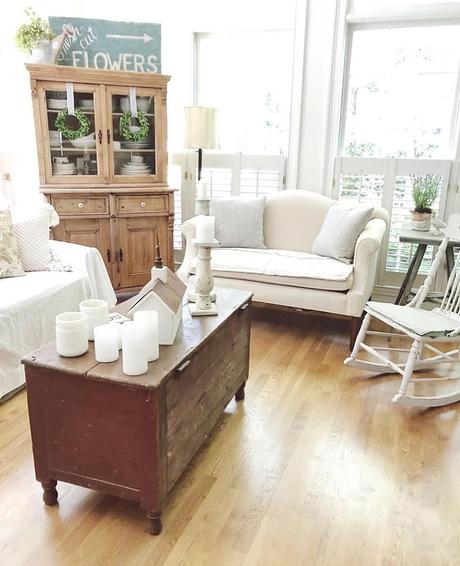 In America un bel cottage stile farmhouse L'immagine può contenere: persone sedute, tabella e spazio al chiuso