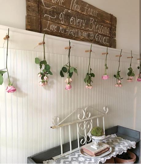 In America un bel cottage stile farmhouse L'immagine può contenere: tabella e spazio al chiuso