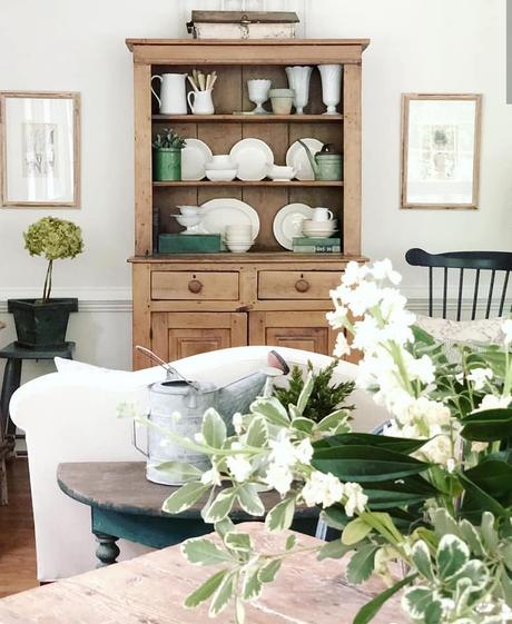 In America un bel cottage stile farmhouse L'immagine può contenere: tabella e spazio al chiuso