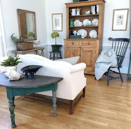 In America un bel cottage stile farmhouse L'immagine può contenere: persone sedute, tabella e spazio al chiuso