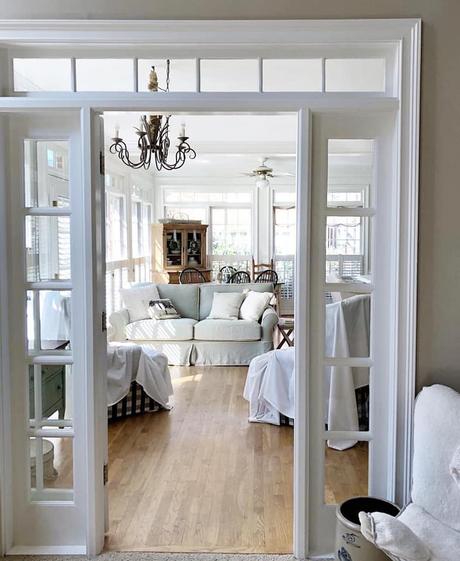 In America un bel cottage stile farmhouse L'immagine può contenere: tabella e spazio al chiuso