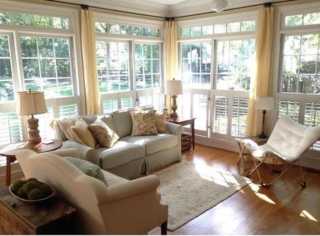 In America un bel cottage stile farmhouse L'immagine può contenere: salotto, tabella e spazio al chiuso