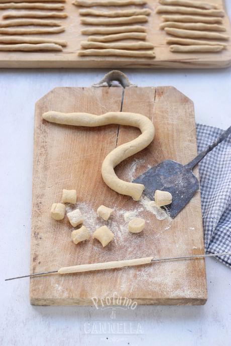 Fusilli lucani con peperoni cruschi, ricotta salata e mollica Maccheroni filati lucani