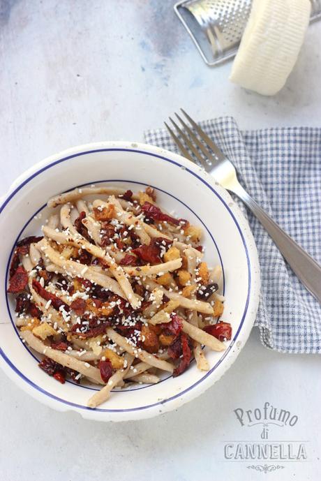 Fusilli lucani con peperoni cruschi, ricotta salata e mollica Maccaruni filati lucani