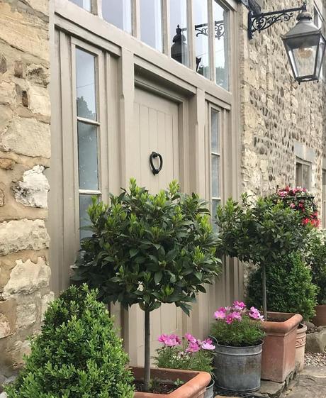 Uno strepitoso cottage inglese L'immagine può contenere: pianta, fiore e spazio all'aperto