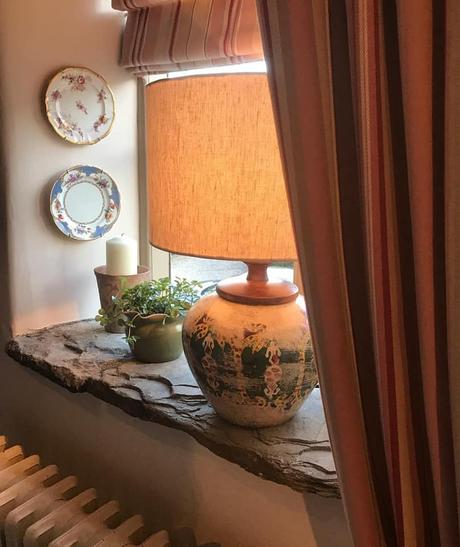 Uno strepitoso cottage inglese L'immagine può contenere: tabella e spazio al chiuso