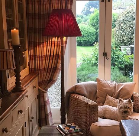 Uno strepitoso cottage inglese L'immagine può contenere: tabella e spazio al chiuso
